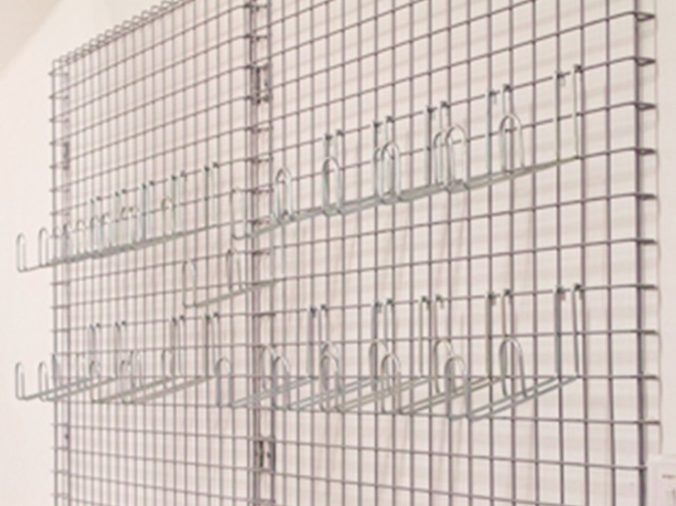 Mesh panels and hooks are suitable for various industries or warehouses for displaying products.
