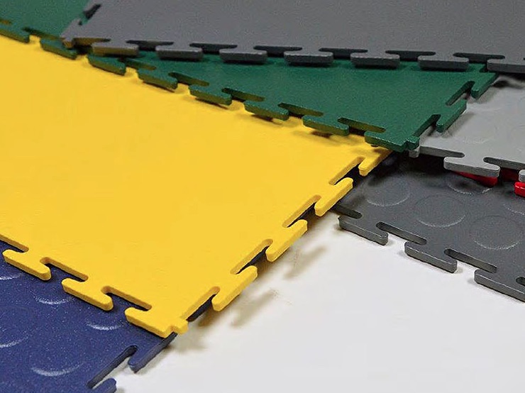 Heavy-duty PVC flooring enhances the anti-slip performance of the floor.